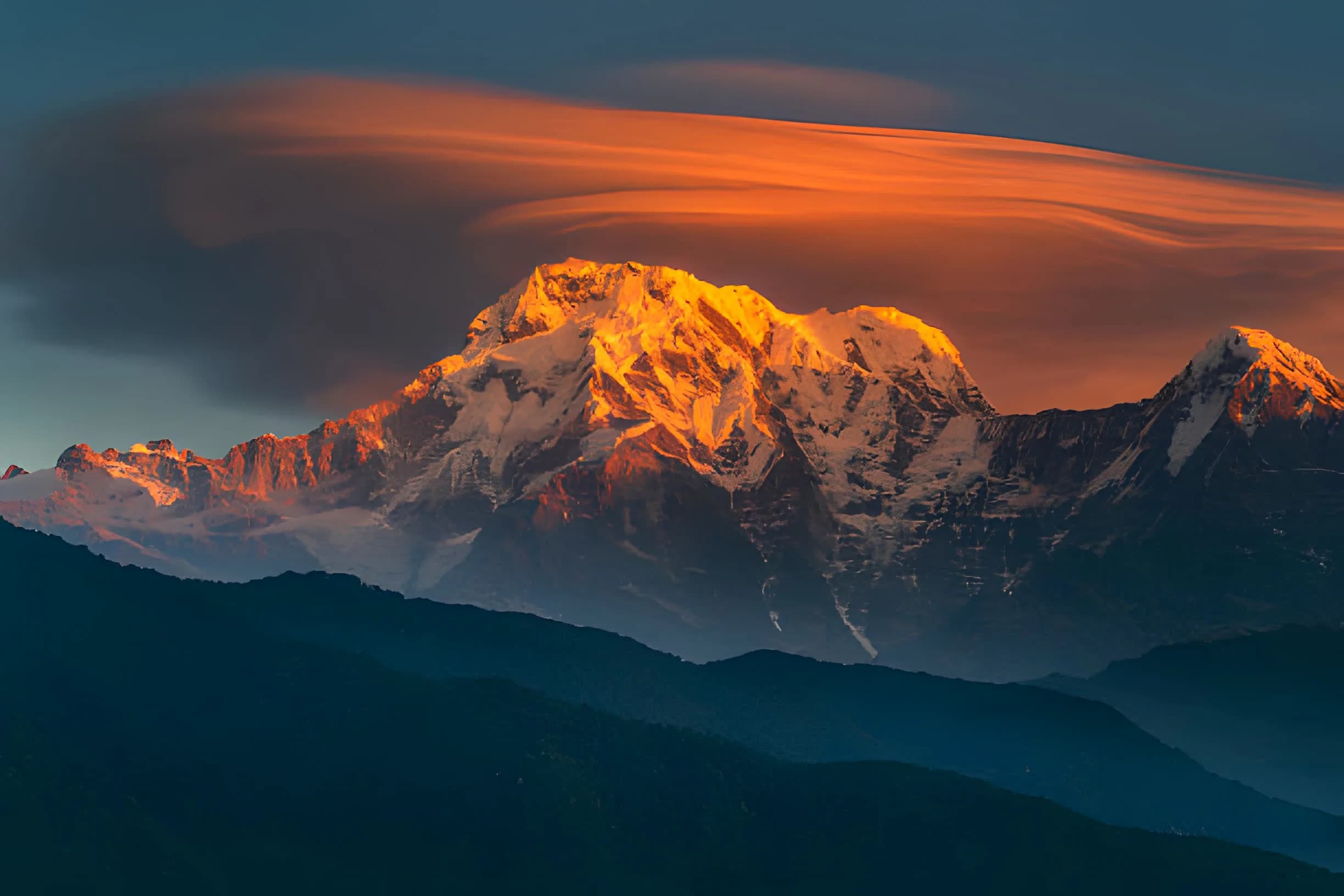 Machhapuchhre and the Annapurna massif above the Mardi ridge at sunrise