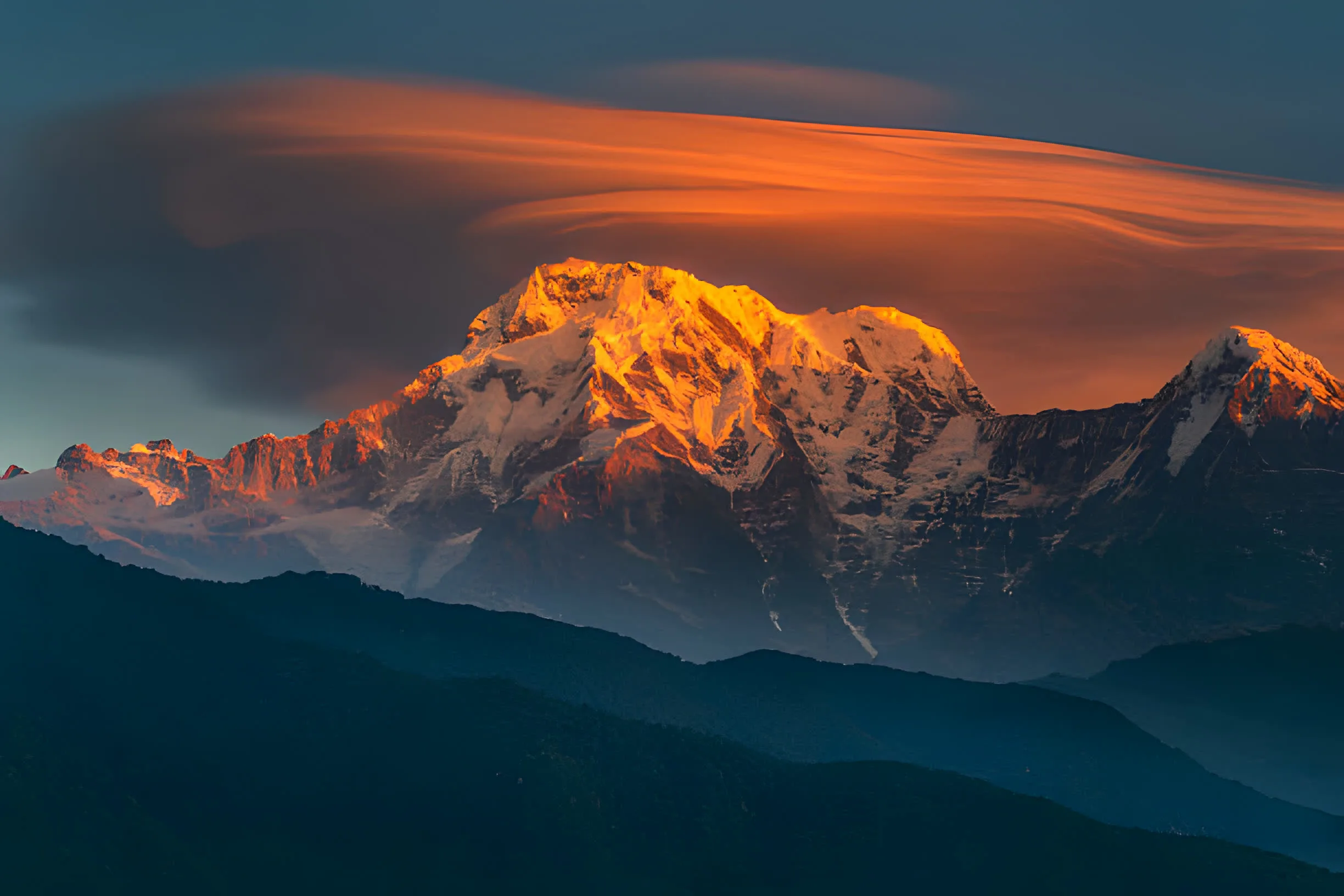 Machhapuchhre and the Annapurna massif above the Mardi ridge at sunrise